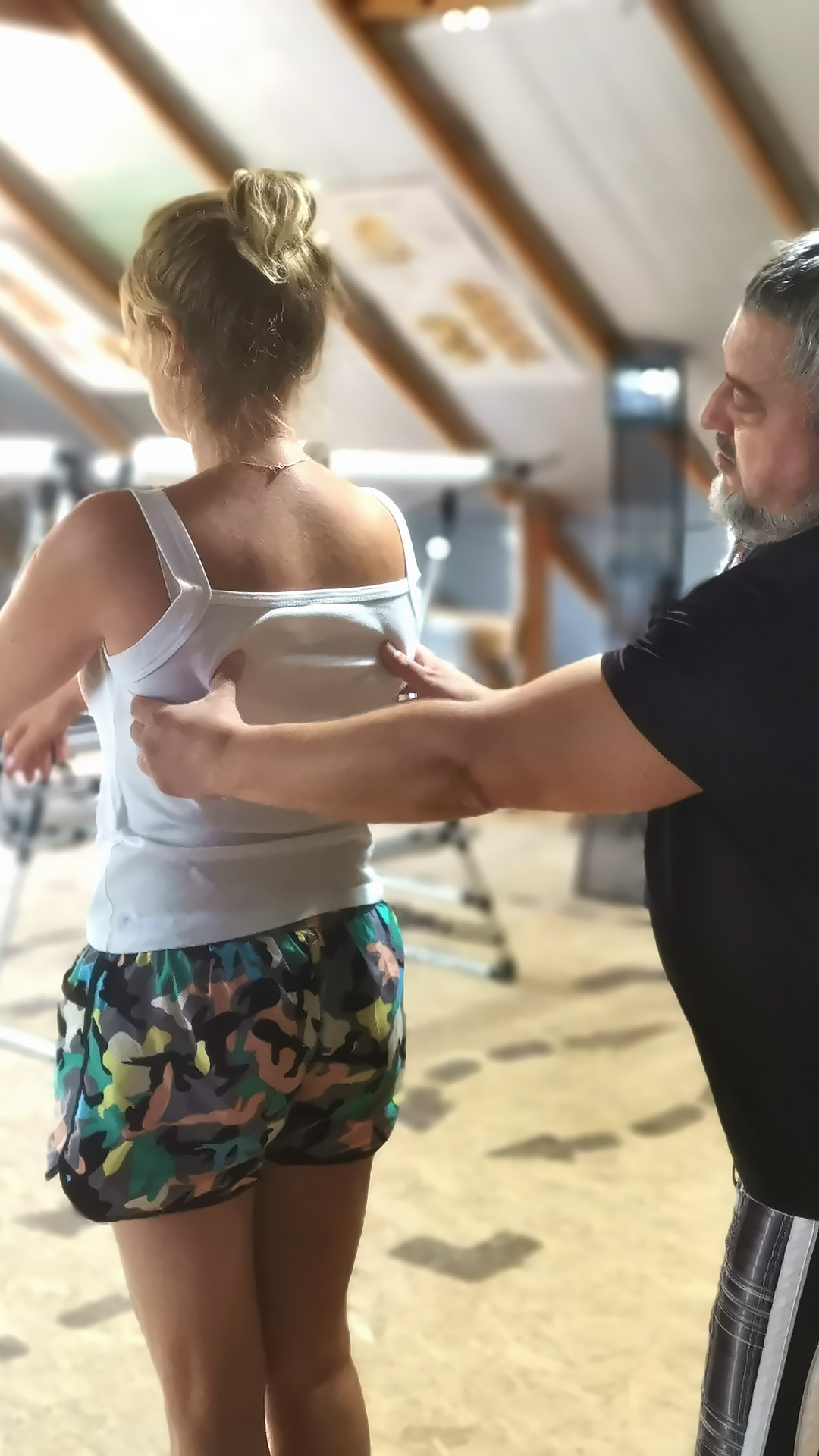 Фото замера горизонтальной линии лопаток.