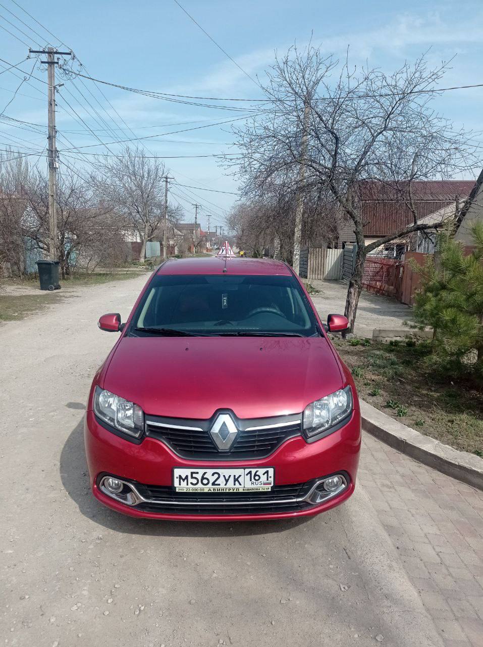 Красный учебный Renault Logan с опознавательным знаком «У» на крыше