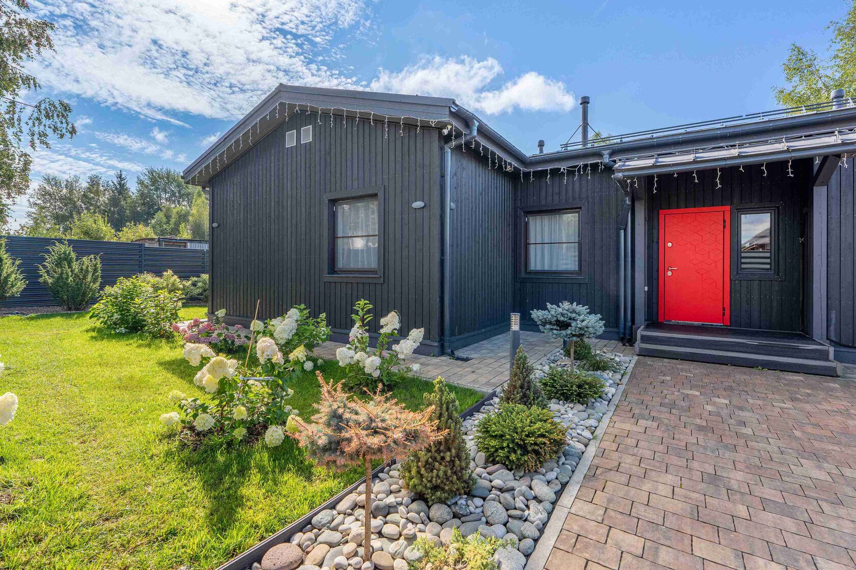 Одноэтажный каркасный дом с большими окнами