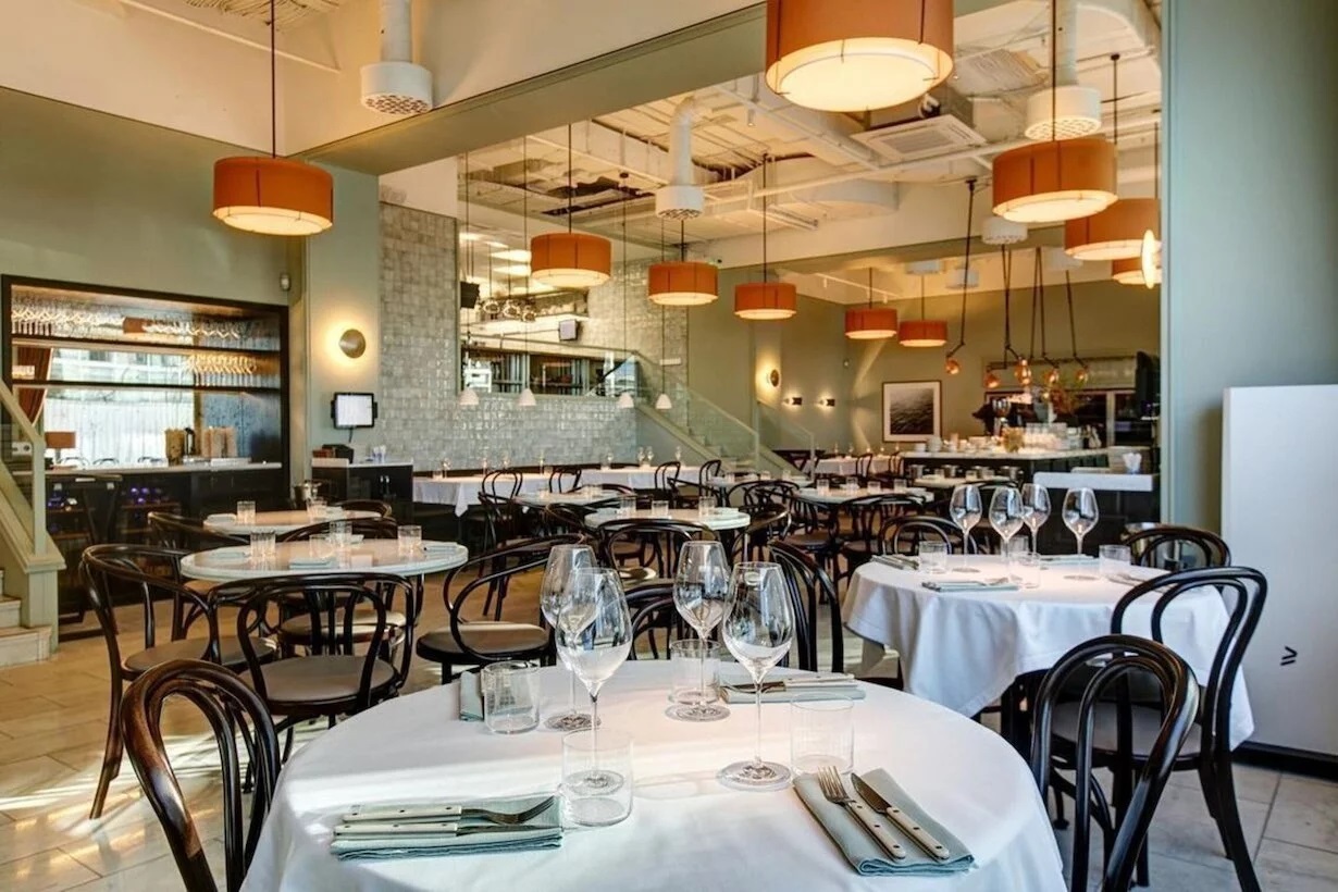 Frantsuza Bistro — Свет и детали пространства.