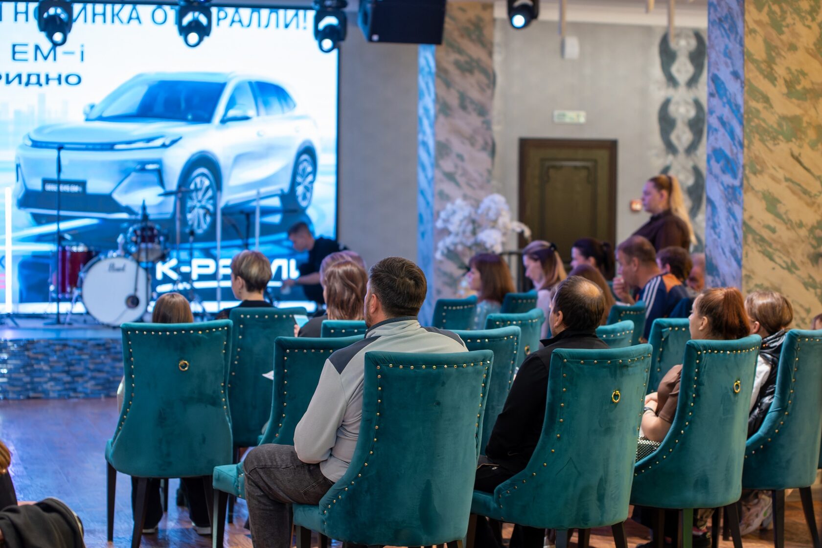 Гибрид Geely EX5 EM-i