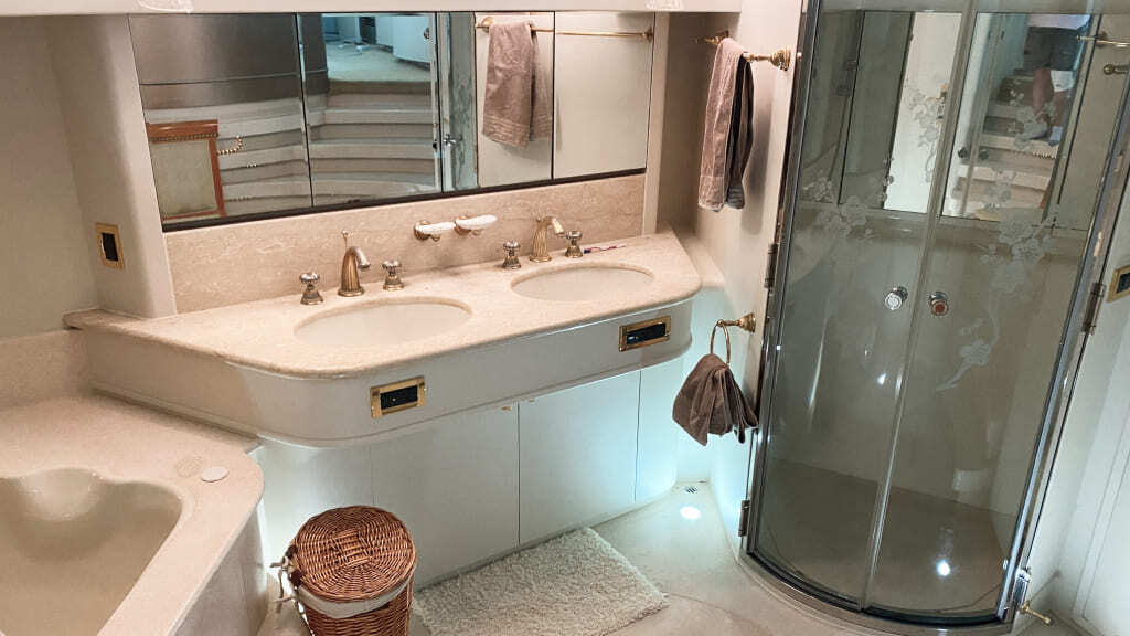 ванная комната на яхте в белом цвете после оклейки в плёнку