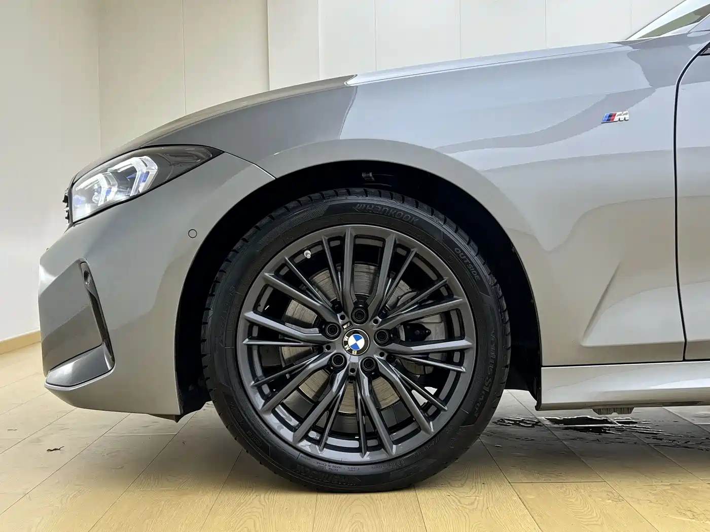 BMW 330Li G28 2023 M Sport Night Package — переднее колесо с многоспицевым диском, крупный план