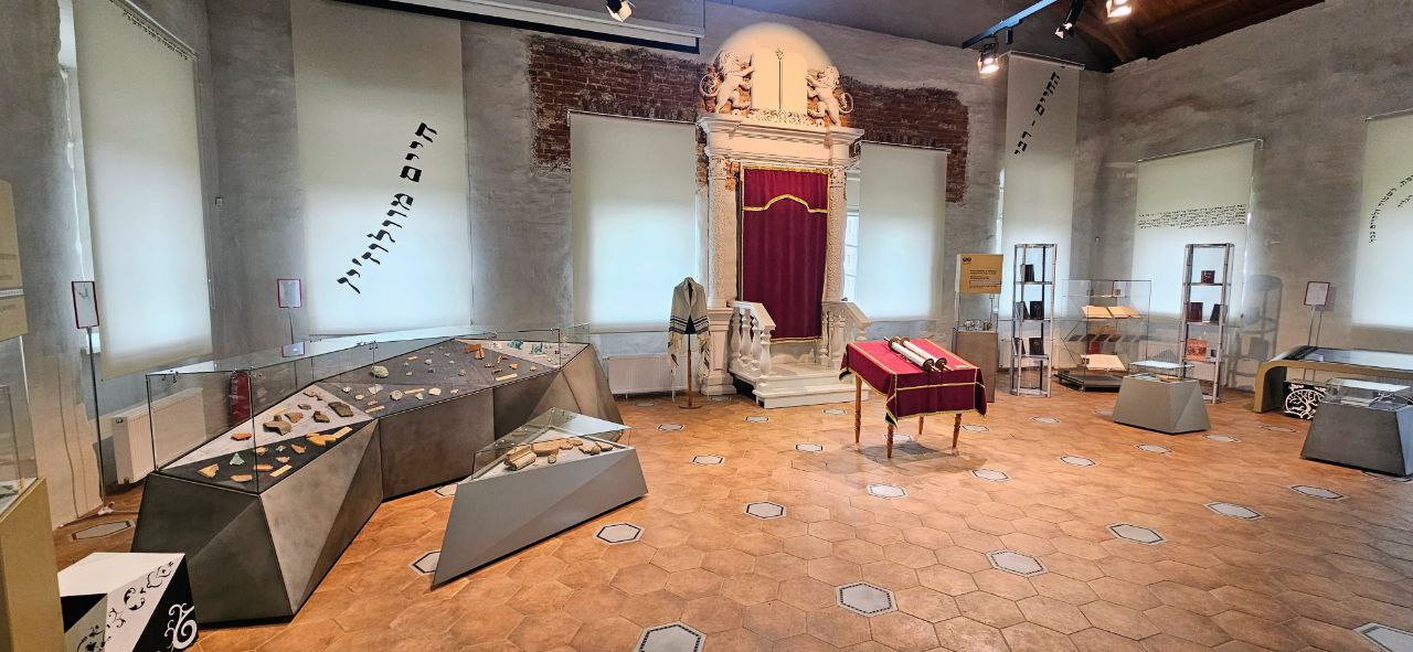 ✨ Интерьер Воложинской иешивы восстановлен после реставрации. Посетители могут увидеть свиток Торы, молитвенные предметы и музейные экспонаты, напоминающие о духовной славе этого места.