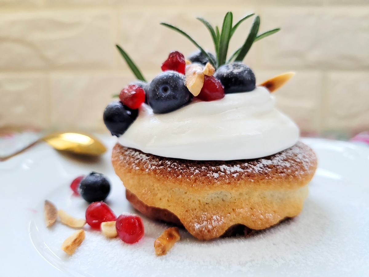 Новогодний десерт - Миндальный Босток с кремом и ягодами. Фото рецепт.