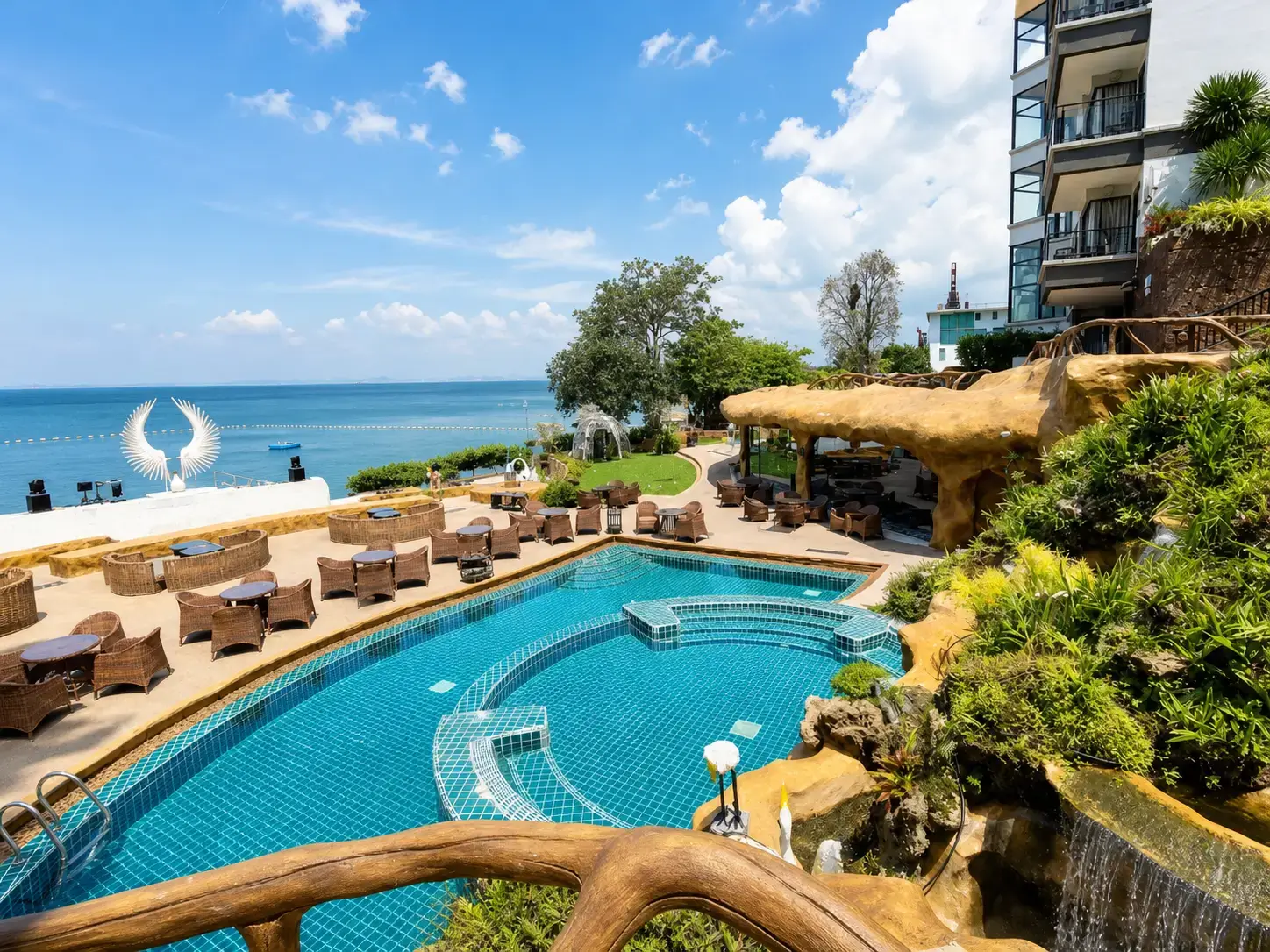 Blue Dragon Cafe & Beach Club Паттайя