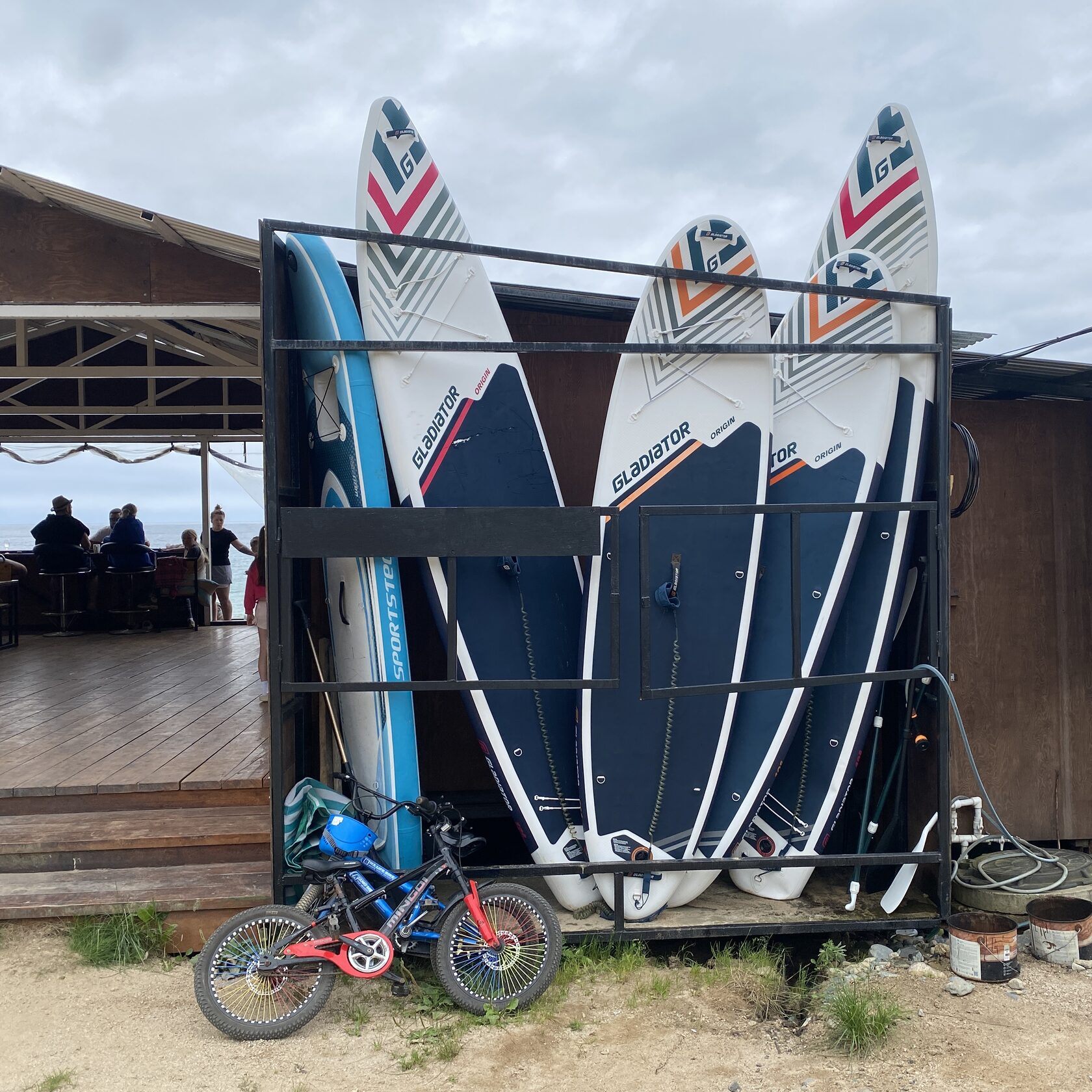 В перерывах между практиками можно арендовать SUP для прогулки вдоль побережья.
