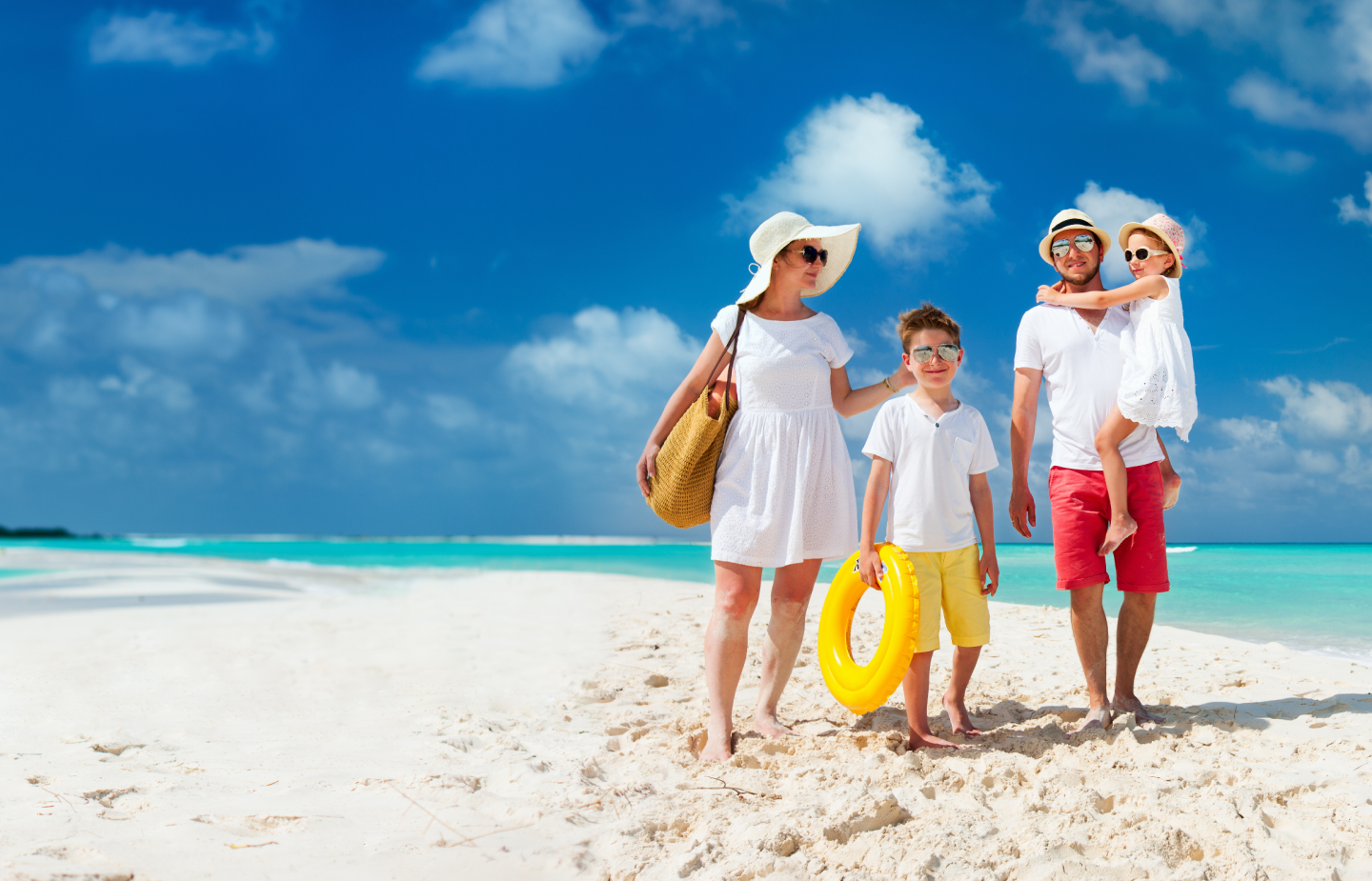 Holiday туры. Море пляж семья. Семья на пляже. Путешествие на море с семьей. Счастливая семья на море.