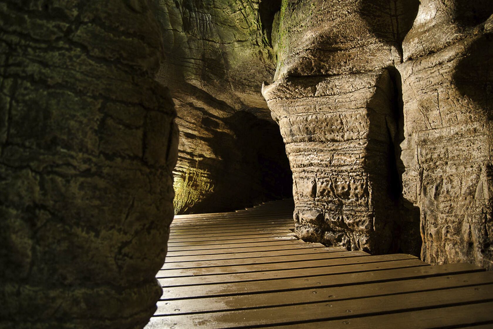 Ахштырская пещера Адлер. Пещера грот Адлер. Сочинский национальный парк пещеры. Ахштырский каньон и пещера Сочи. Природные достопримечательности сочи