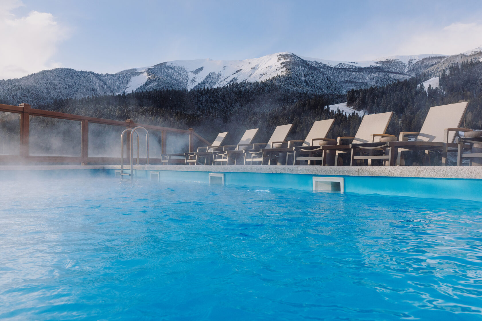 Открытый теплый бассейн SPA в отеле Лазурит Архыз