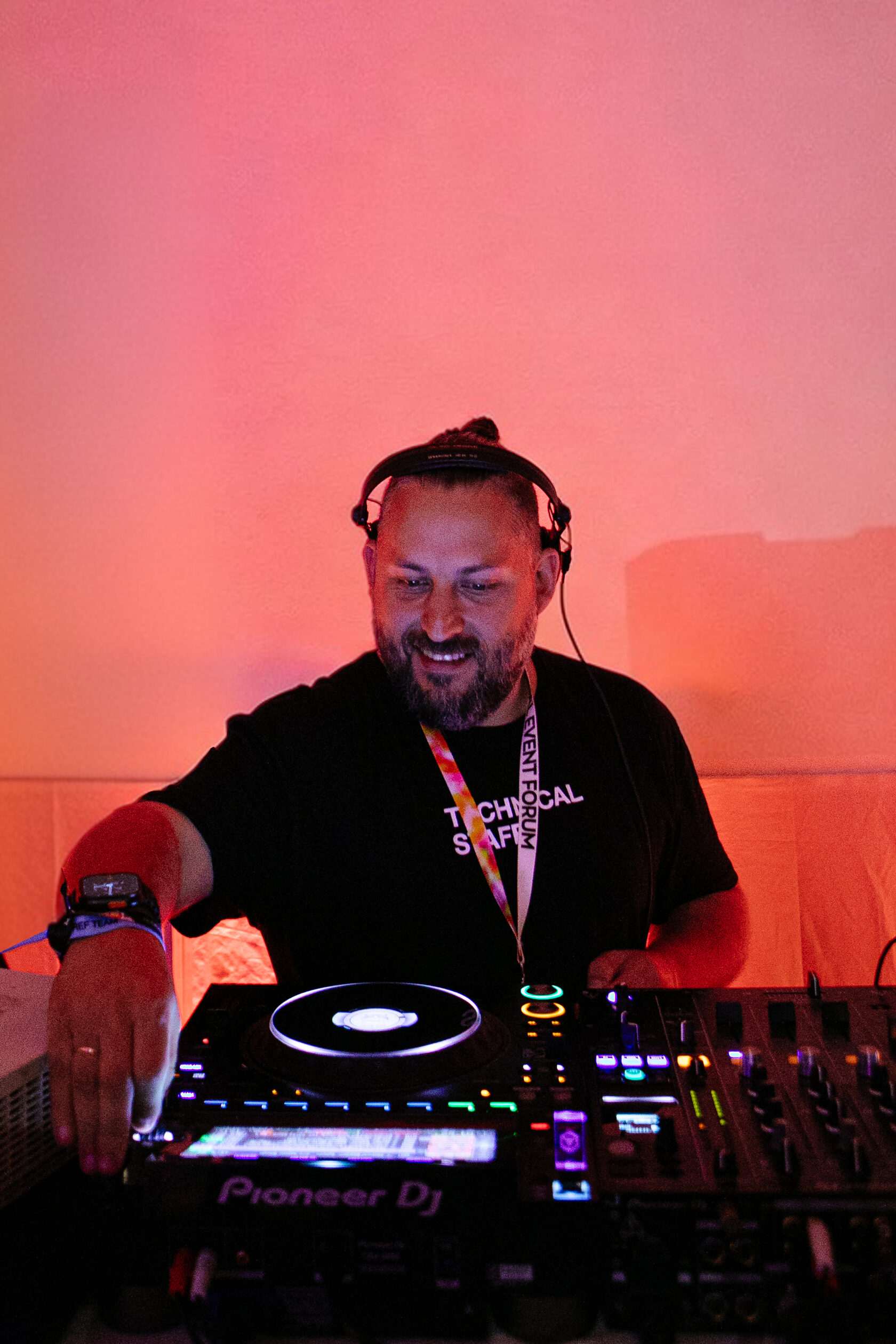 DJ за пультом Pioneer