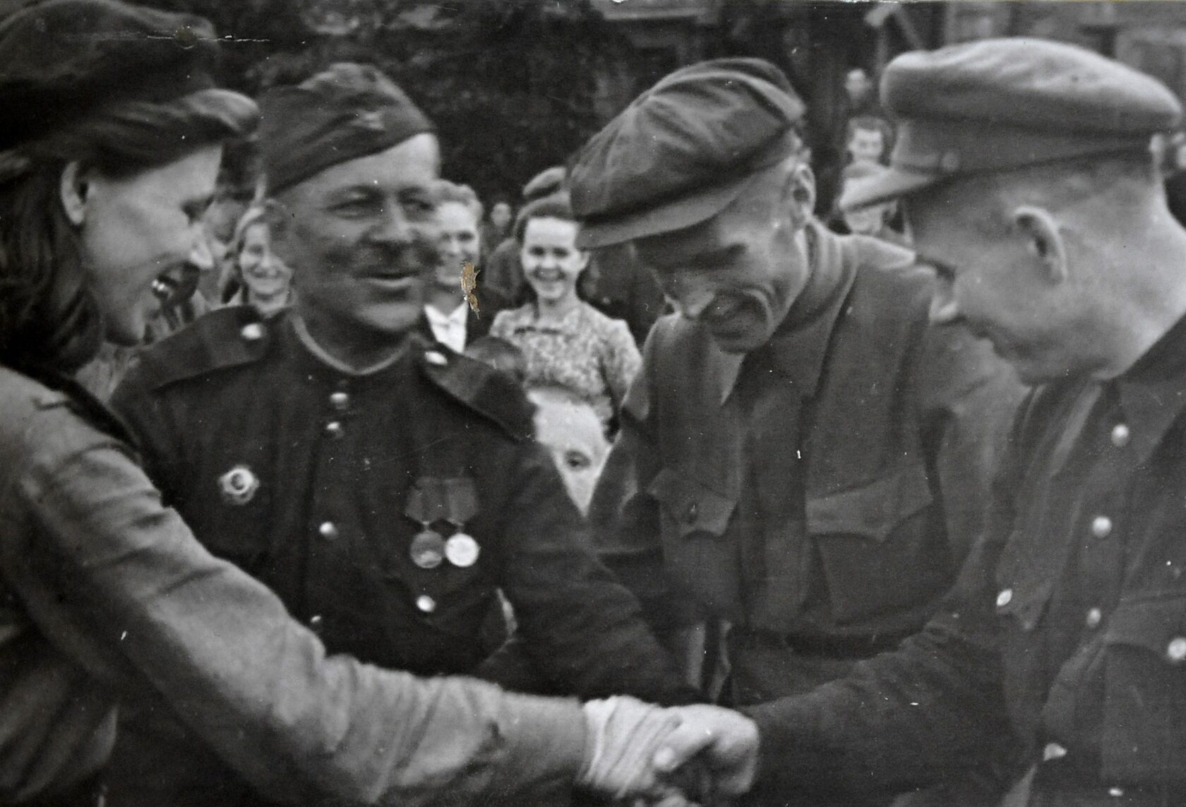Встреча демобилизованного Черноскутова с руководством Ревдинского района. [1945 г.]