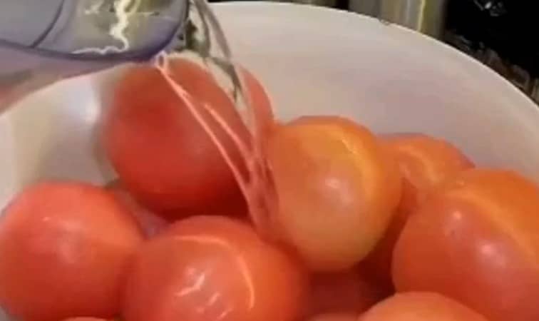 Приготовление квашеных помидоров холодным способом в ведре: шаг 2