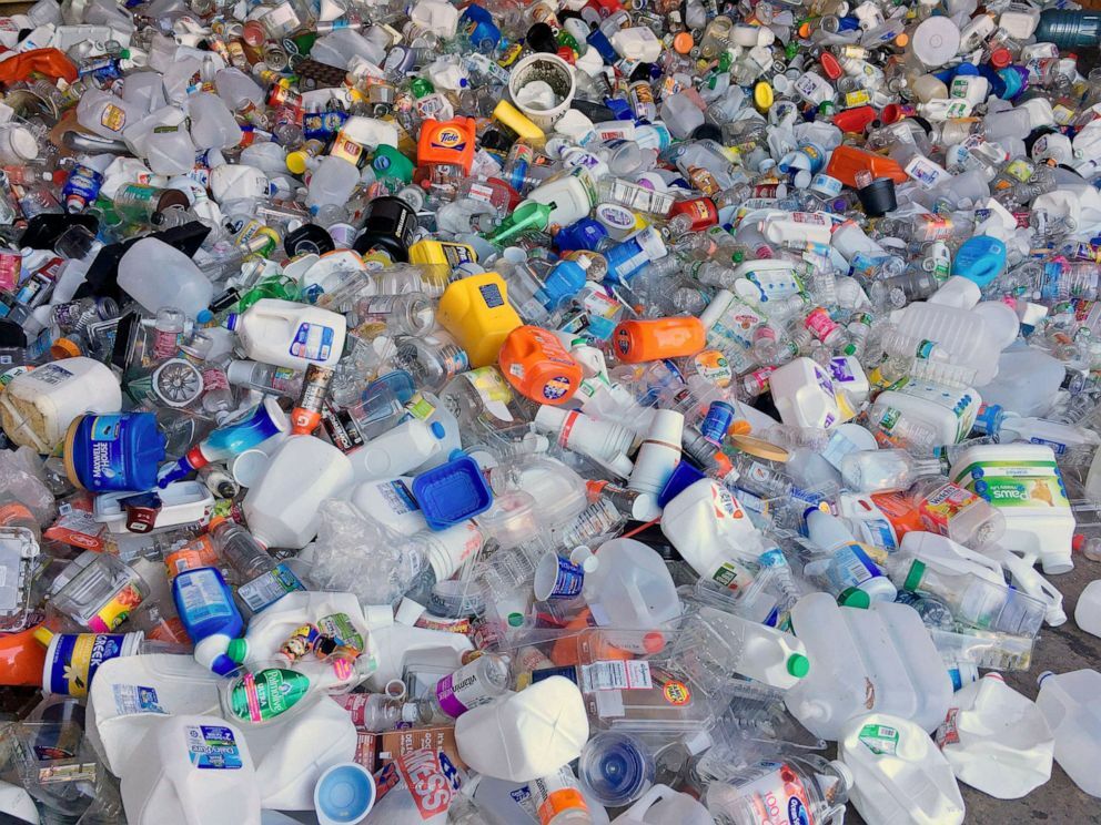 Пластиковых отходов. Пластиковые отходы. Пластиковые бутылки отходы. Свалка пластиковых бутылок.