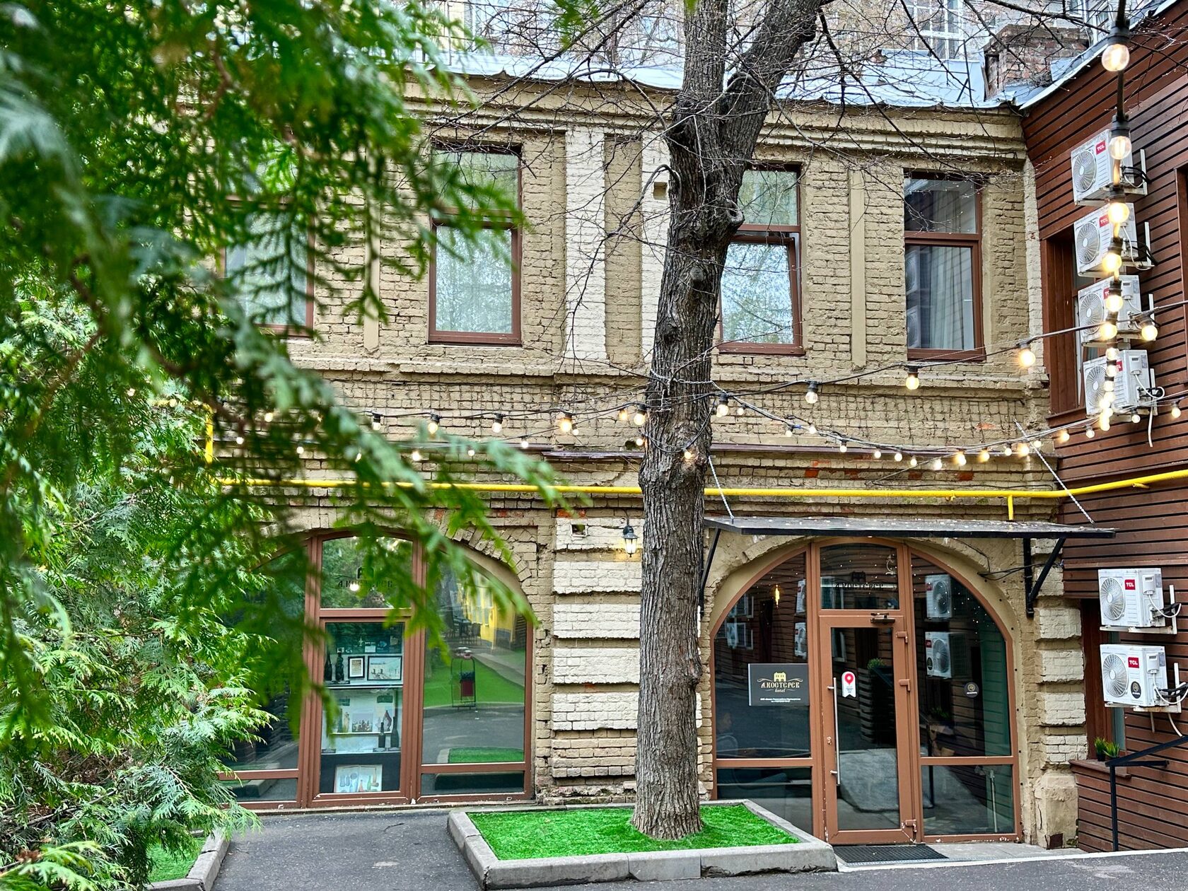 Кирпичный дом с арками