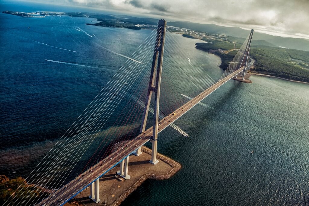 Пролет над Русским мостом на вертолете Vladivostok Helicopters