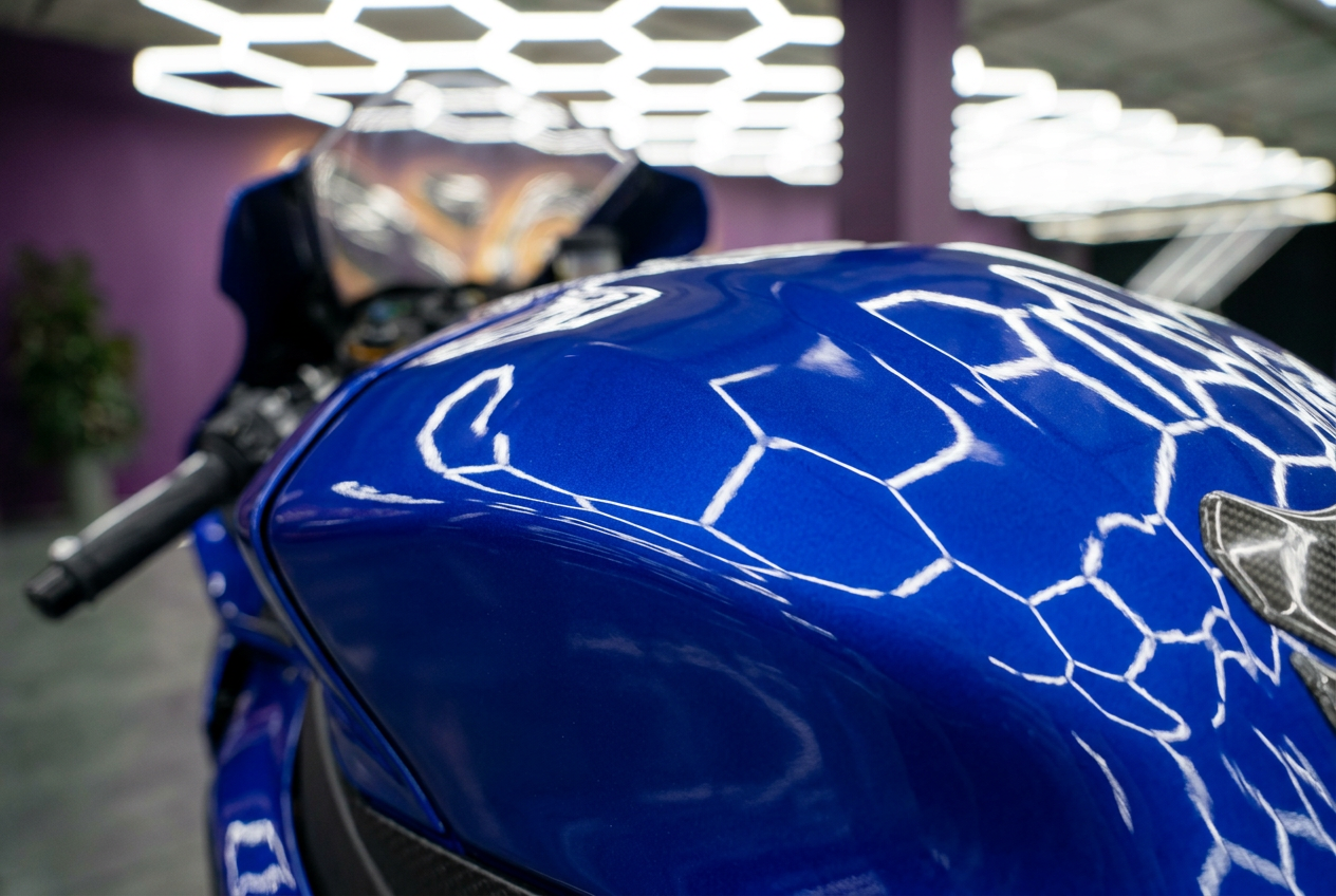 Мастер полирует капот Audi RS в студии