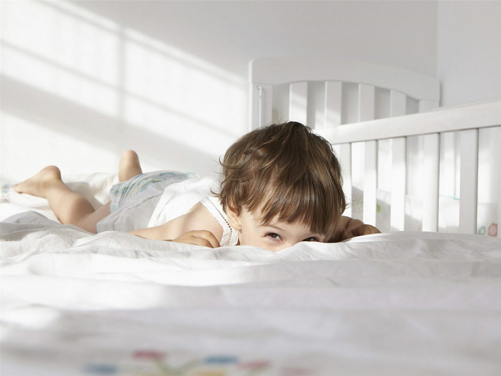 Sleep on dear little child. Кровать для детей. Спящий ребенок. Ребенок в кроватке. Малыш кровать.
