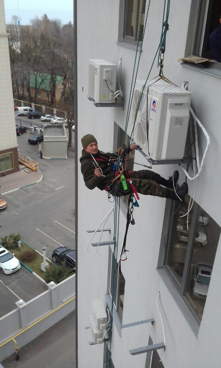 Сколько по времени устанавливается кондиционер в квартире. Монтаж внешнего блока кондиционера. Монтажник кондиционеров. Монтаж сплит системы. Монтаж наружного кондиционеры.