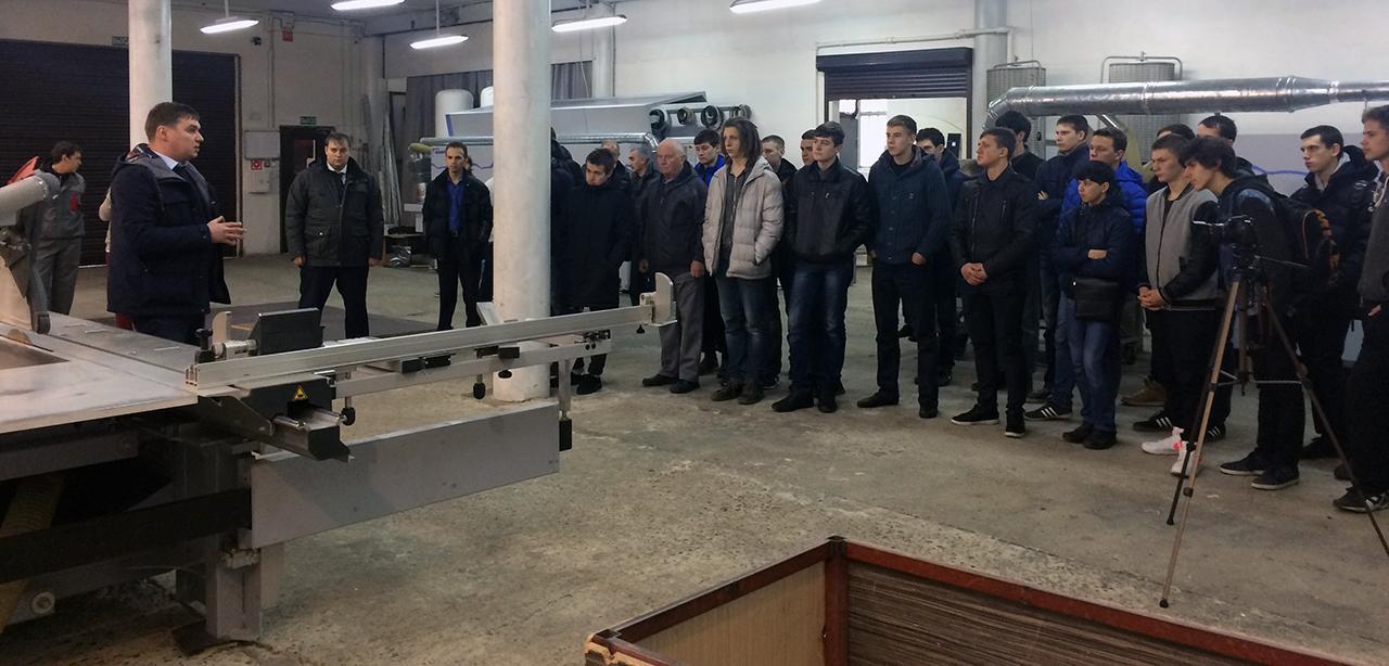 студенты на производстве с Базисом