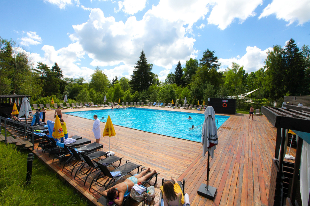 Зона около бассейна отеля Мовенпик в Анапе