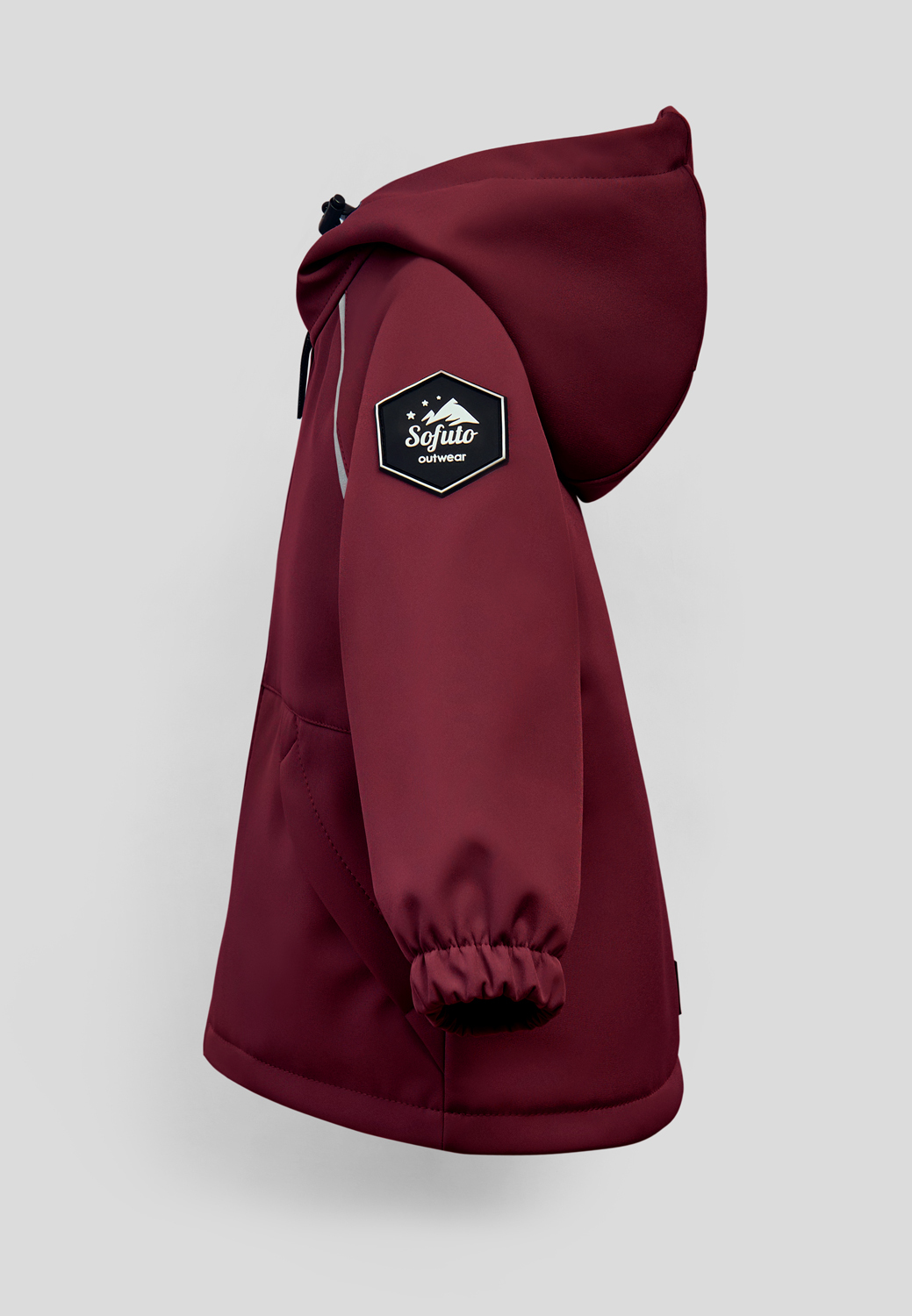 бордовая куртка вид сбоку с эмблемой на рукаве