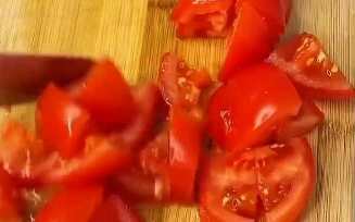 Приготовление салата с жареными баклажанами и помидорами: шаг 5