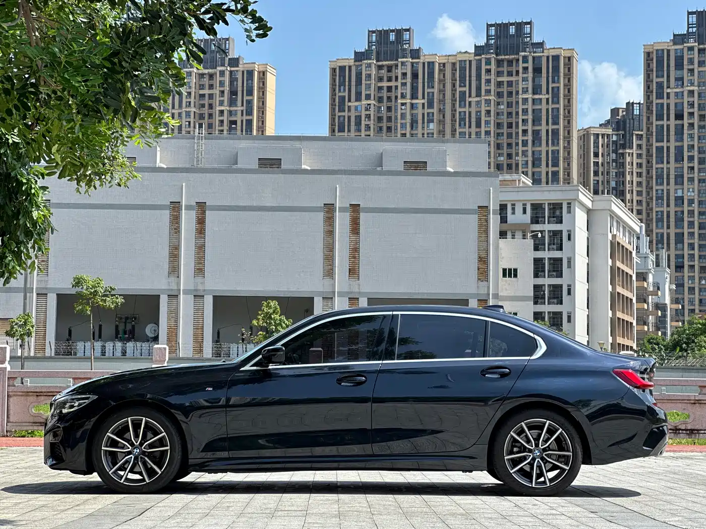 BMW 320Li G28 2022 M Sport Package — тёмный седан, вид сбоку