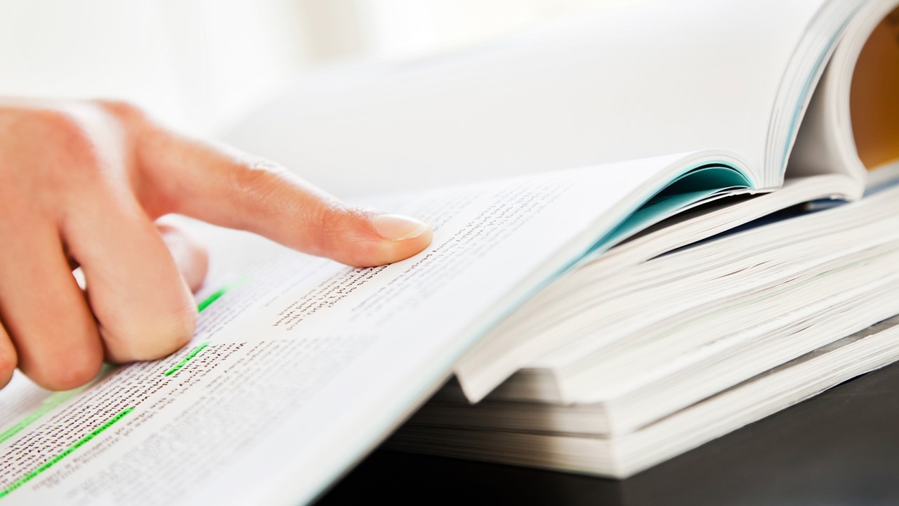 Документы на столе красивое фото. Человек перебирает бумаги. Изучать документы. Красивый документ. Документы фотосток.