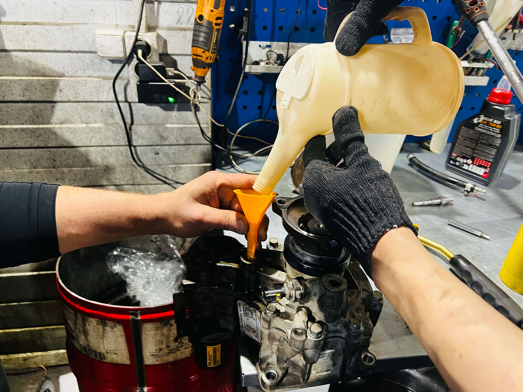 Заправка масла в муфту Kia