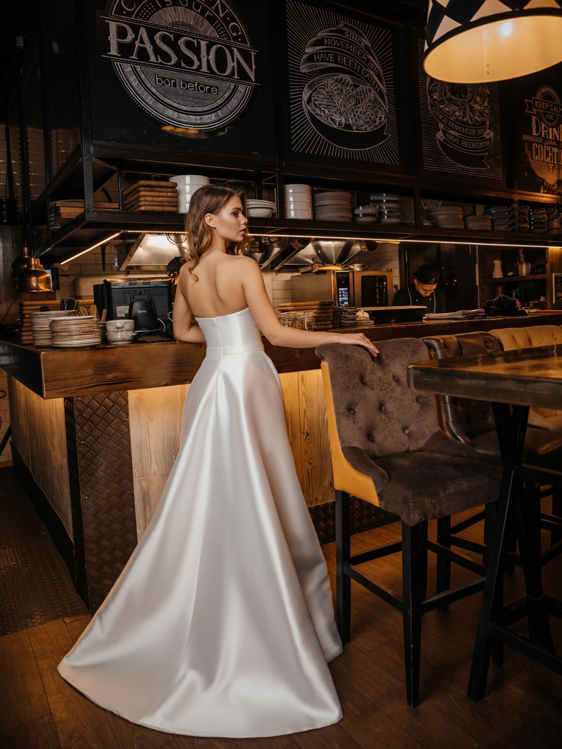 Свадебное платье атлас со шлейфом