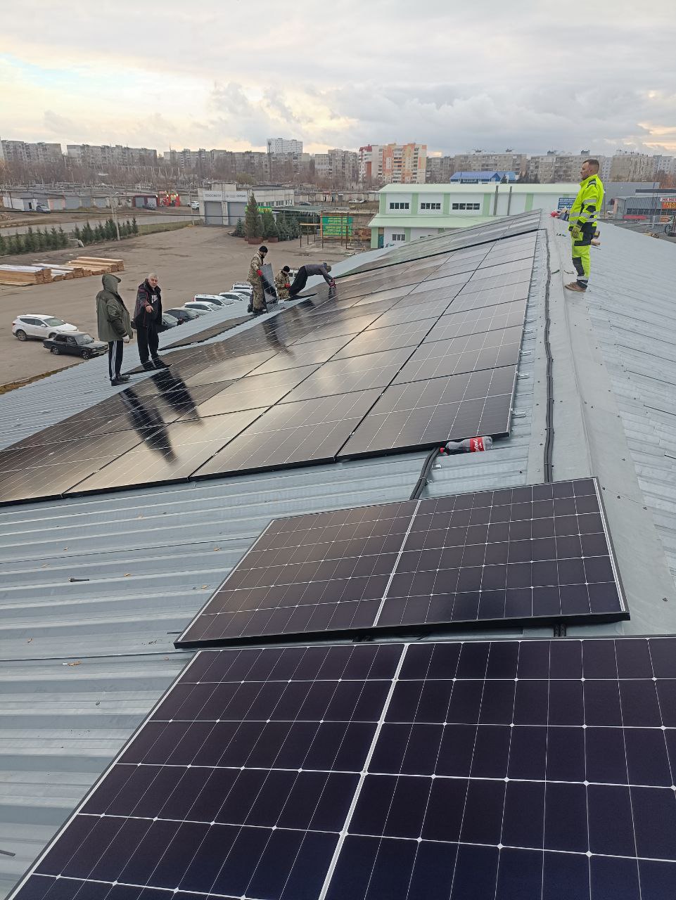 Сетевая солнечная электростанция 104 кВт на крыше арендного комплекса в Саранске — проект компании Solartek
