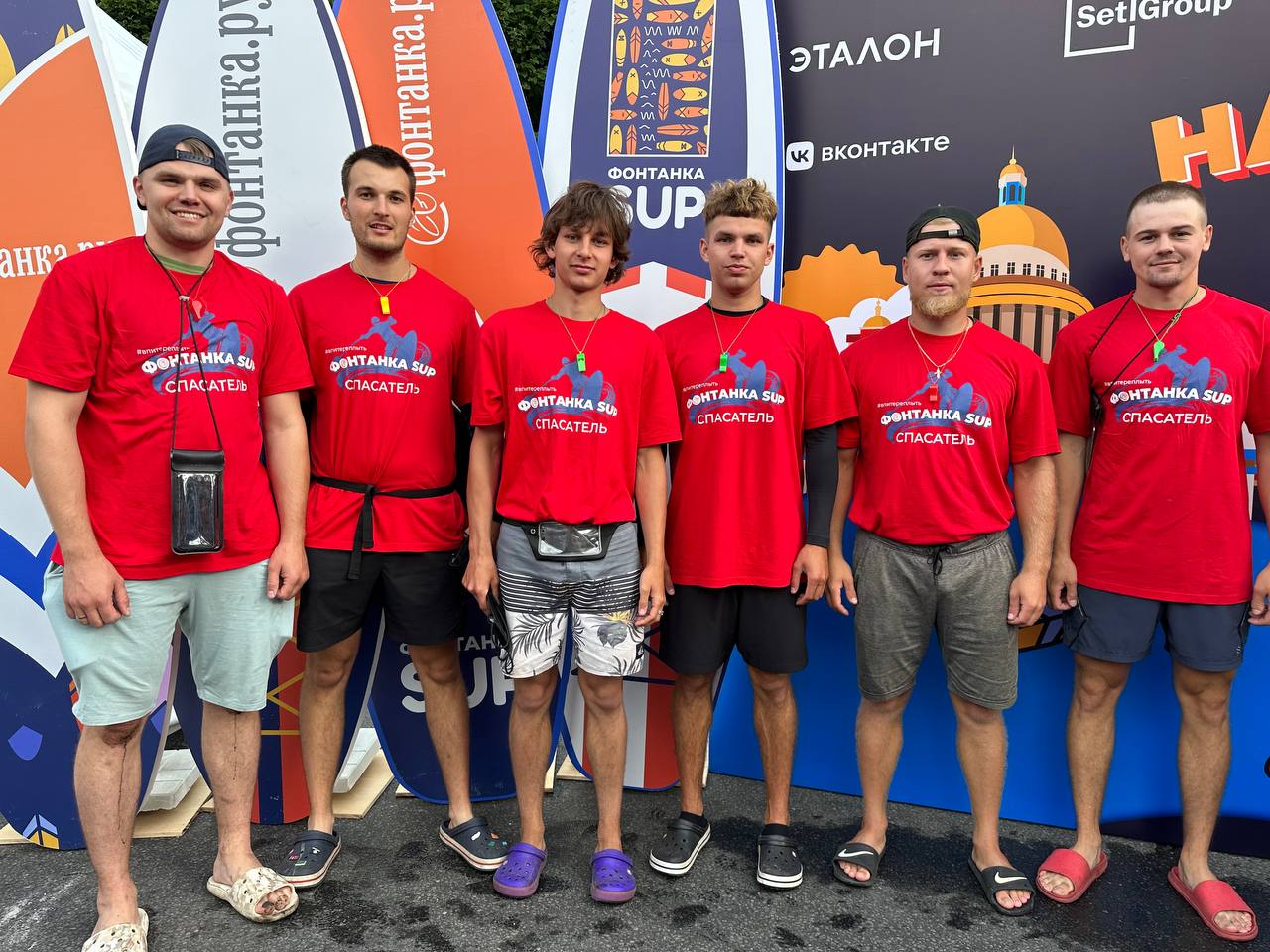 SUPFITNESS помогает организовывать фестиваль «Фонтанка SUP»: команда в красных футболках с надписью «Спасатель».