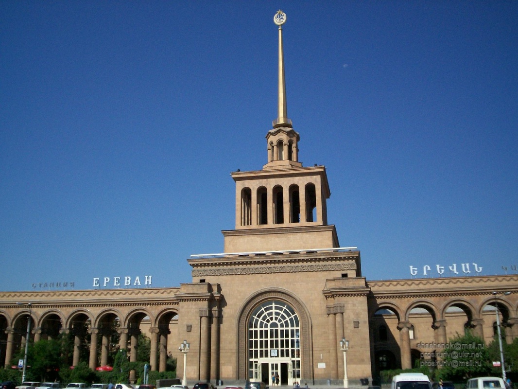 Станция ереван. Железнодорожный вокзал Ереван. ЖД станция Ереван. ЖД вокзал Армения. Центральный вокзал Еревана.