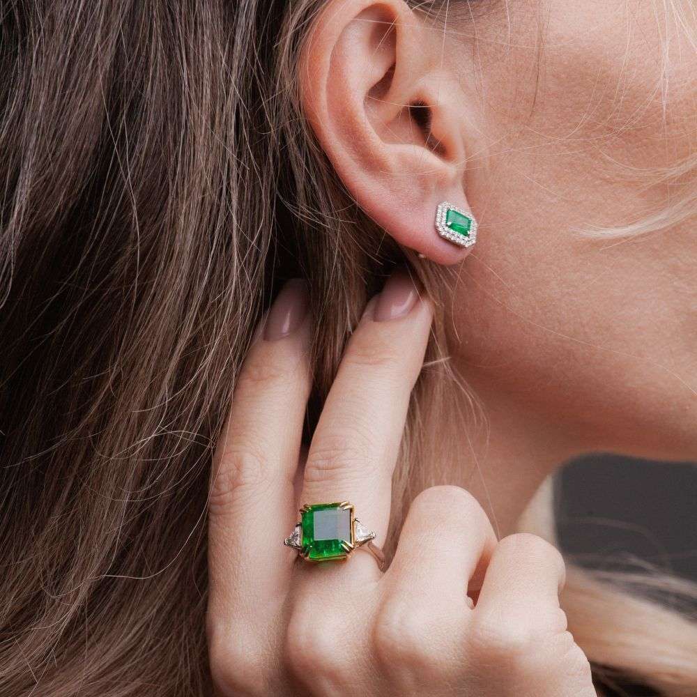 Пусеты с изумрудом в Челябинске