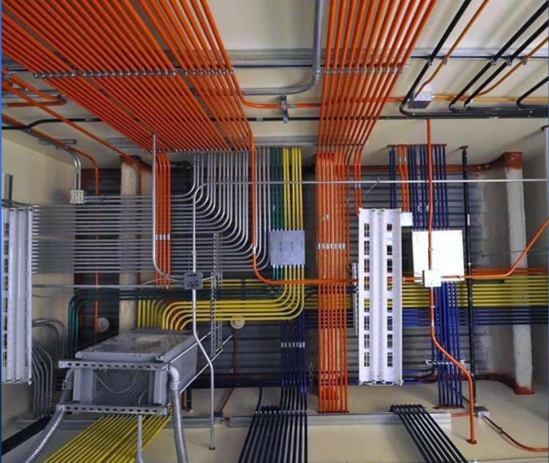 Монтаж электрики в квартире. Монтаж электропроводки по потолку. Светильники для промышленных помещений. Кабельный лоток по стене. Освещение производственных помещений.