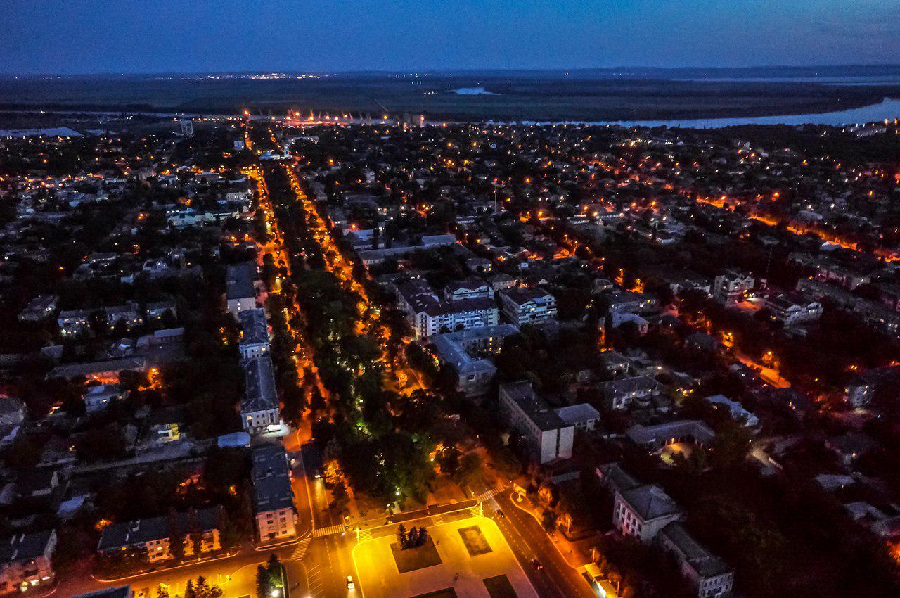 вечерний крымск. крымск ночью. ночной волгоград сверху. керчь город. керчь современная.