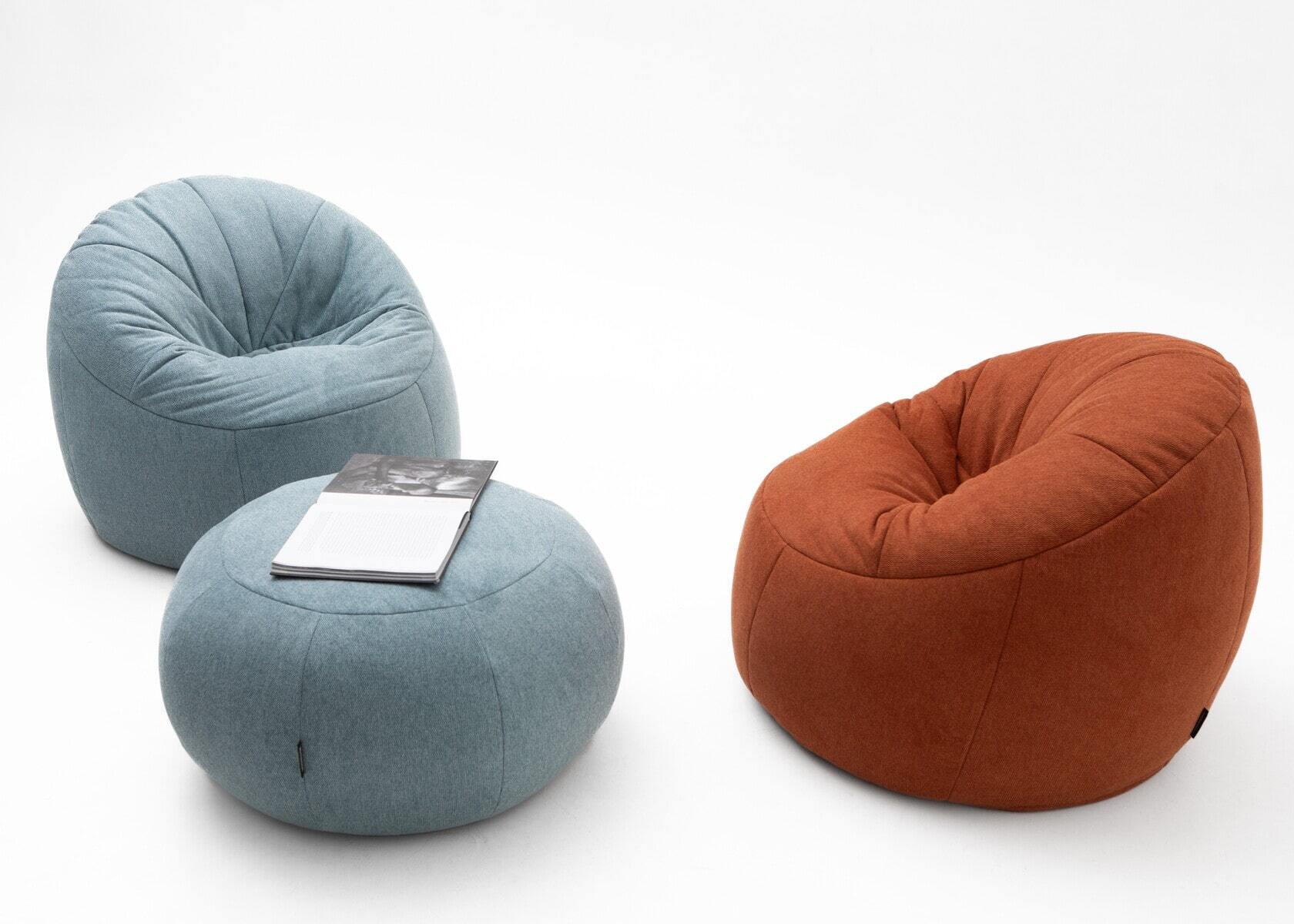 Современный интерьер с бескаркасной мебелью