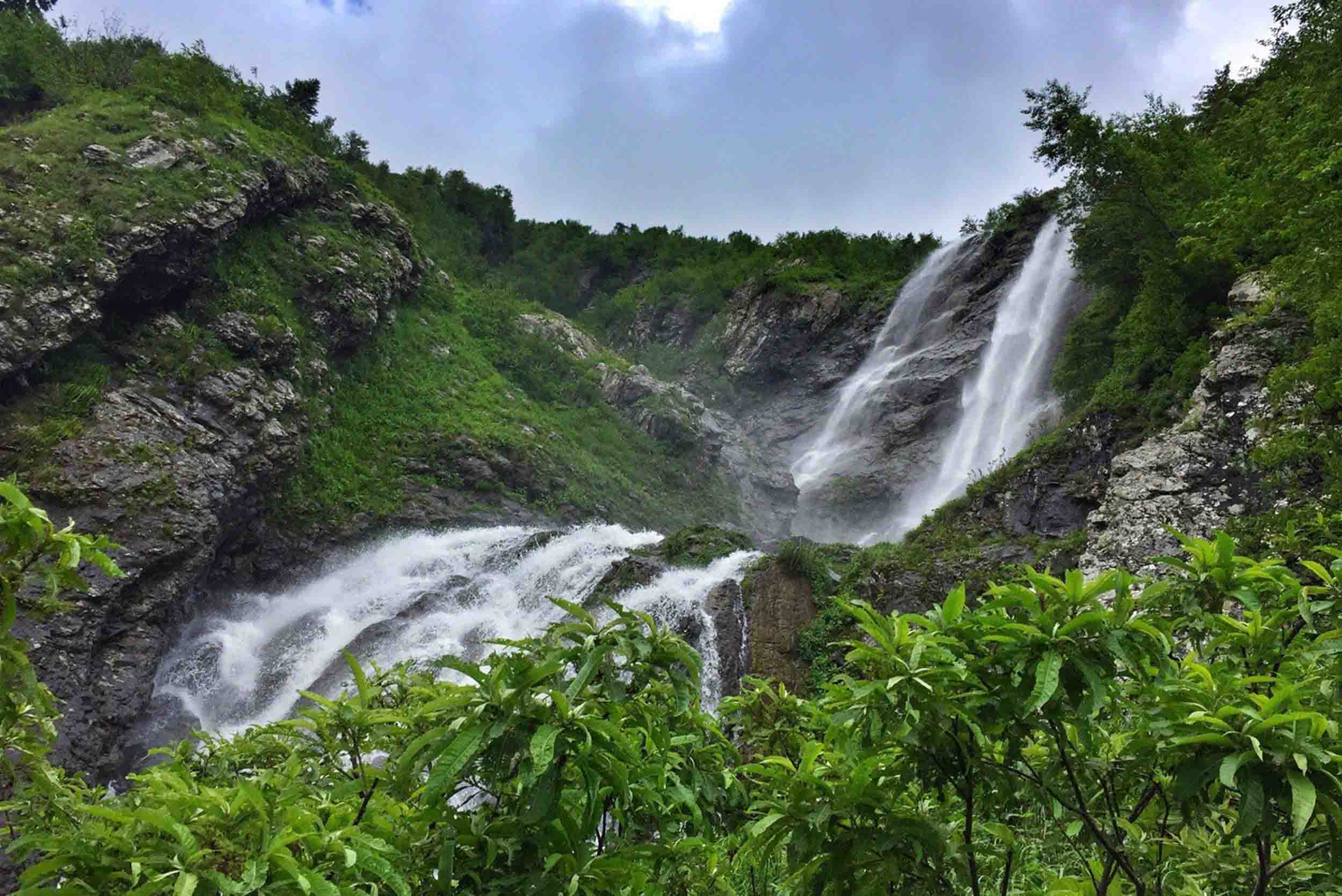 Водопад поликария красная поляна. Водопад поликаря красная. Водопад поликаря красная. Красная поляна сочи водопад поликаря. Водопад на красной поляне поликаря.