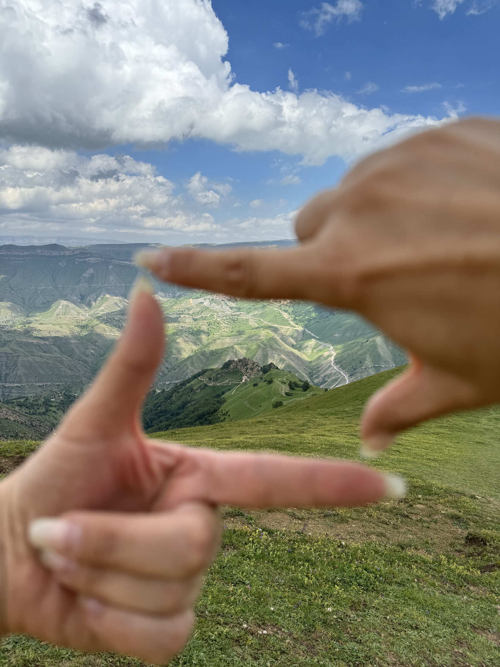 Счастливые туристы в групповом туре по Дагестану на фоне гор. Наши туры в Дагестан - это яркие эмоции и новые друзья