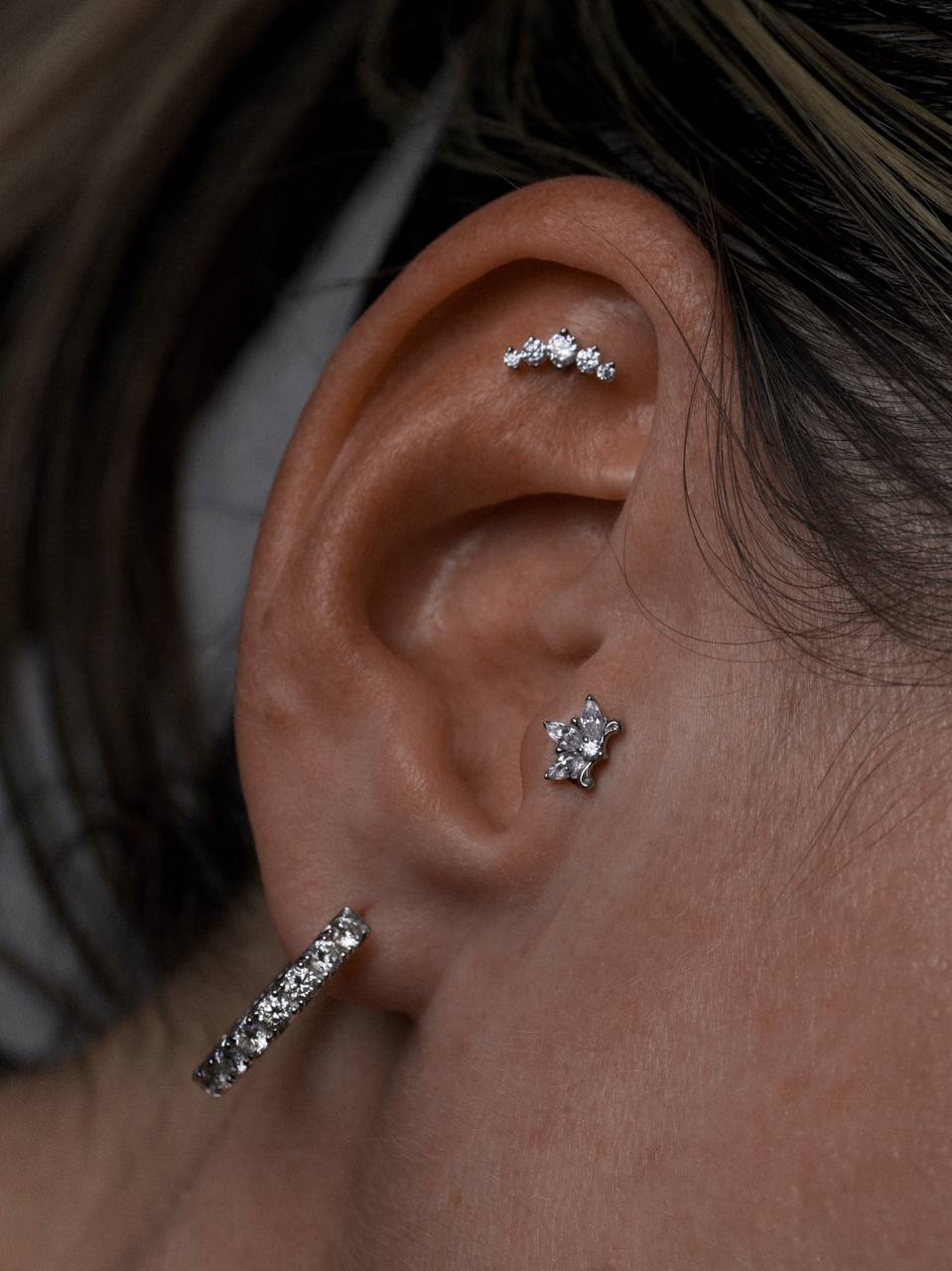 Пирсинг флэт на ухе