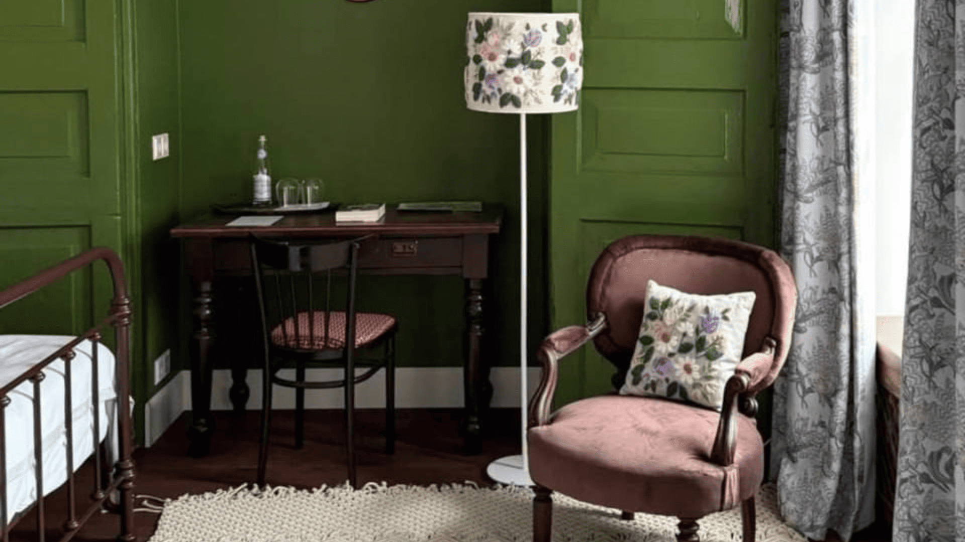 Таруса, куда сходить в Тарусе, выходные в Тарусе, бутик-отель, отель в русском стиле, интерьер в русском стиле, винтажное кресло, русская печь в интерьере