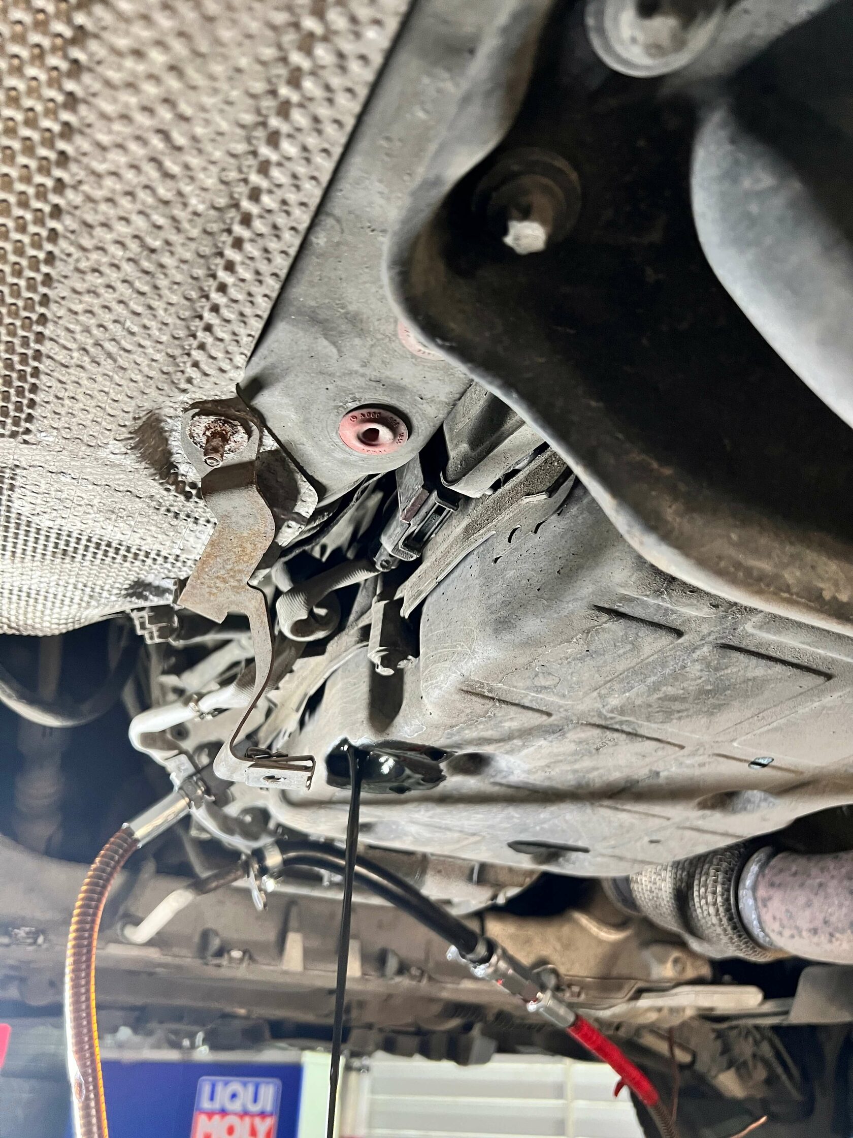 Слив масла через контрольный стакан