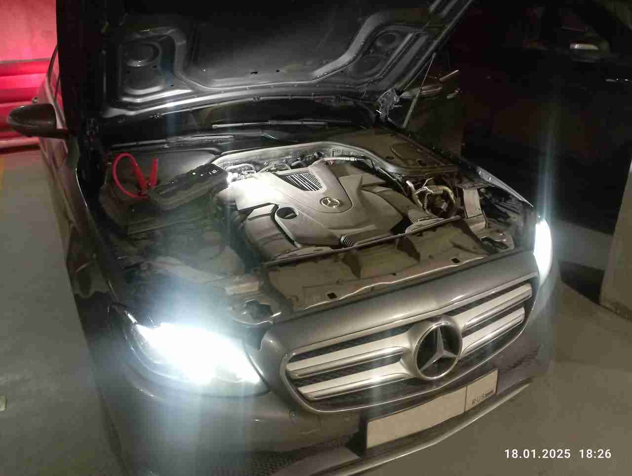 Запустили двигатель, прикурили аккумулятор, Mercedes-Benz на Большом проспекте Васильевского острова в Василеостровском районе Санкт-Петербурга