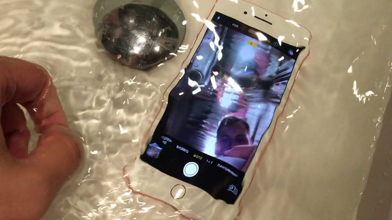 Айфон 7 вода. Влагозащита iphone 7. Айфон в воде. Вода под экраном айфона. Айфон 7 в воде.