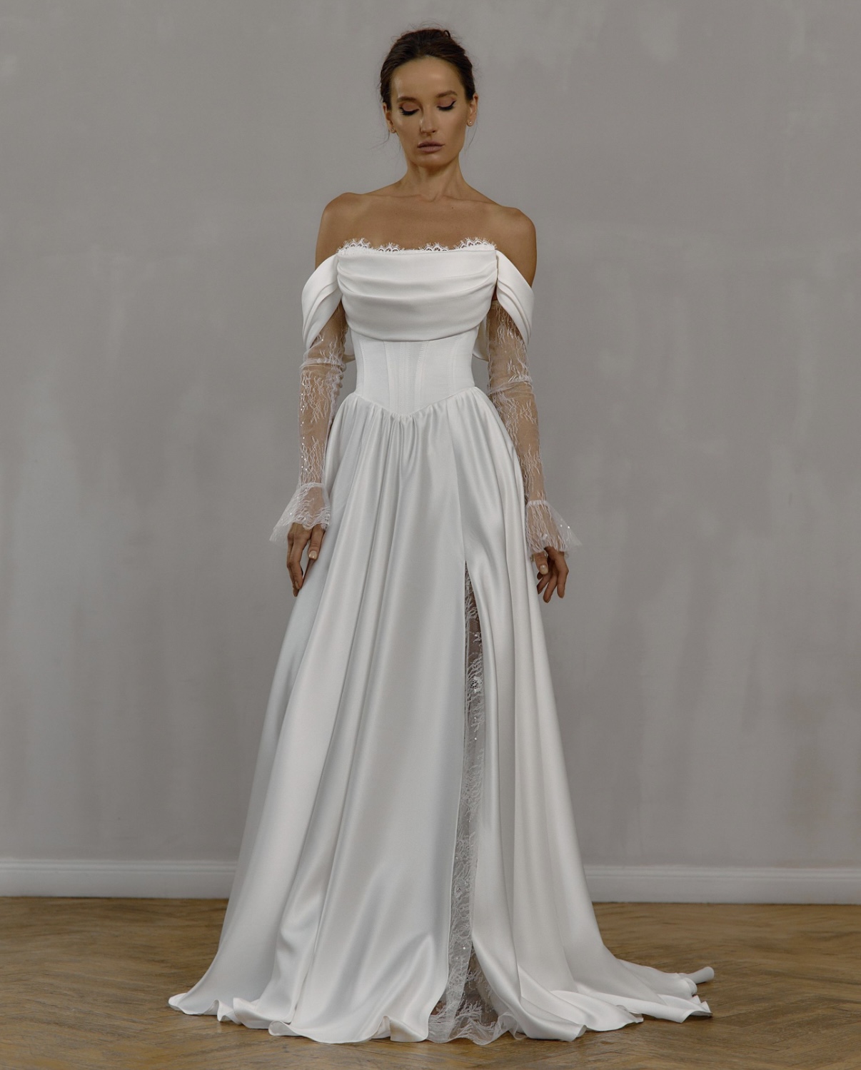 Свадебное платье атласное с кружевными рукавами