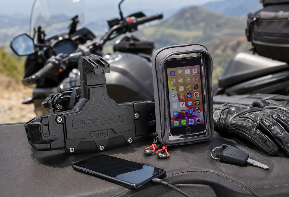 Открытый держатель GIVI S920 и закрытый чехол GIVI S958B рядом