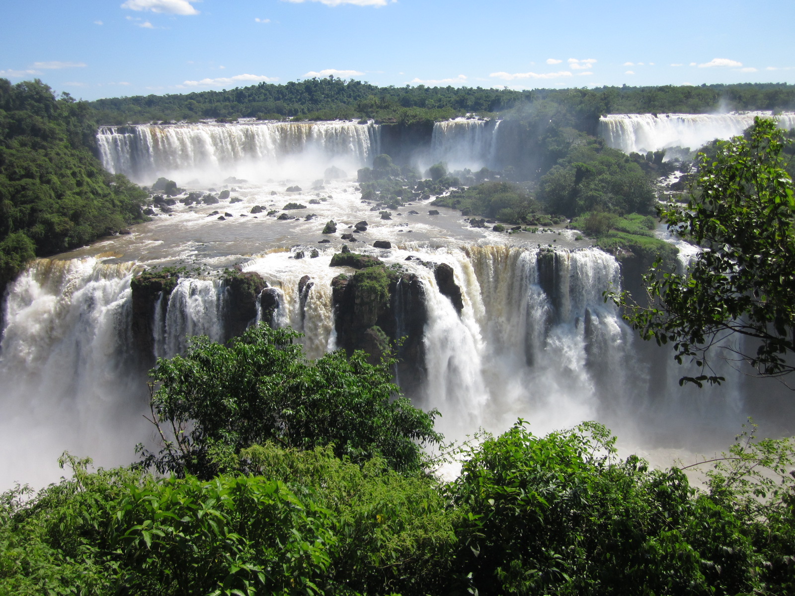 Бразилия природный мир. Бразилия водопады Игуасу. Южная Америка национальный парк Игуасу. Игуасу (национальный парк, Аргентина). Игуасу, Аргентина / Игуасу, Бразилия.