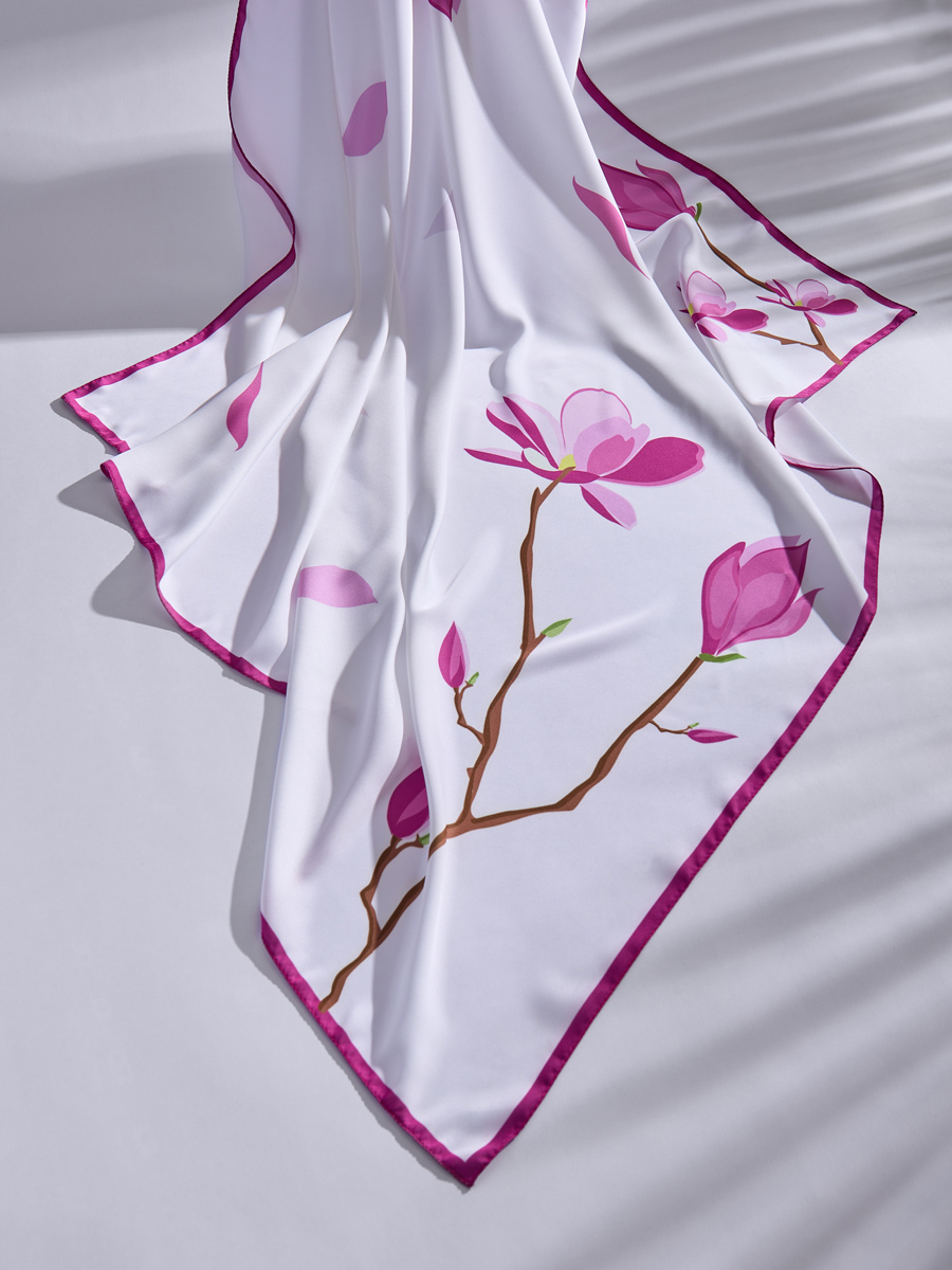 шелковый платок с узором цветов развивается