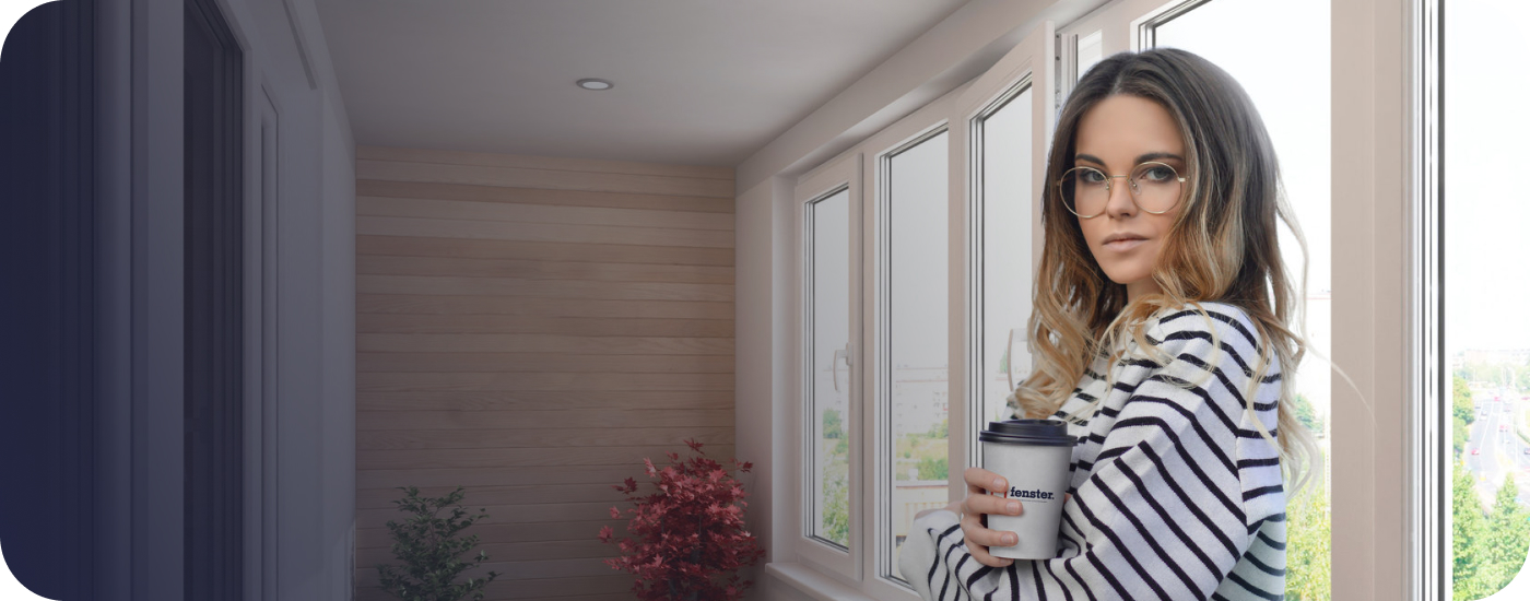 девушка на застеклённом балконе, остекленевшие балкона